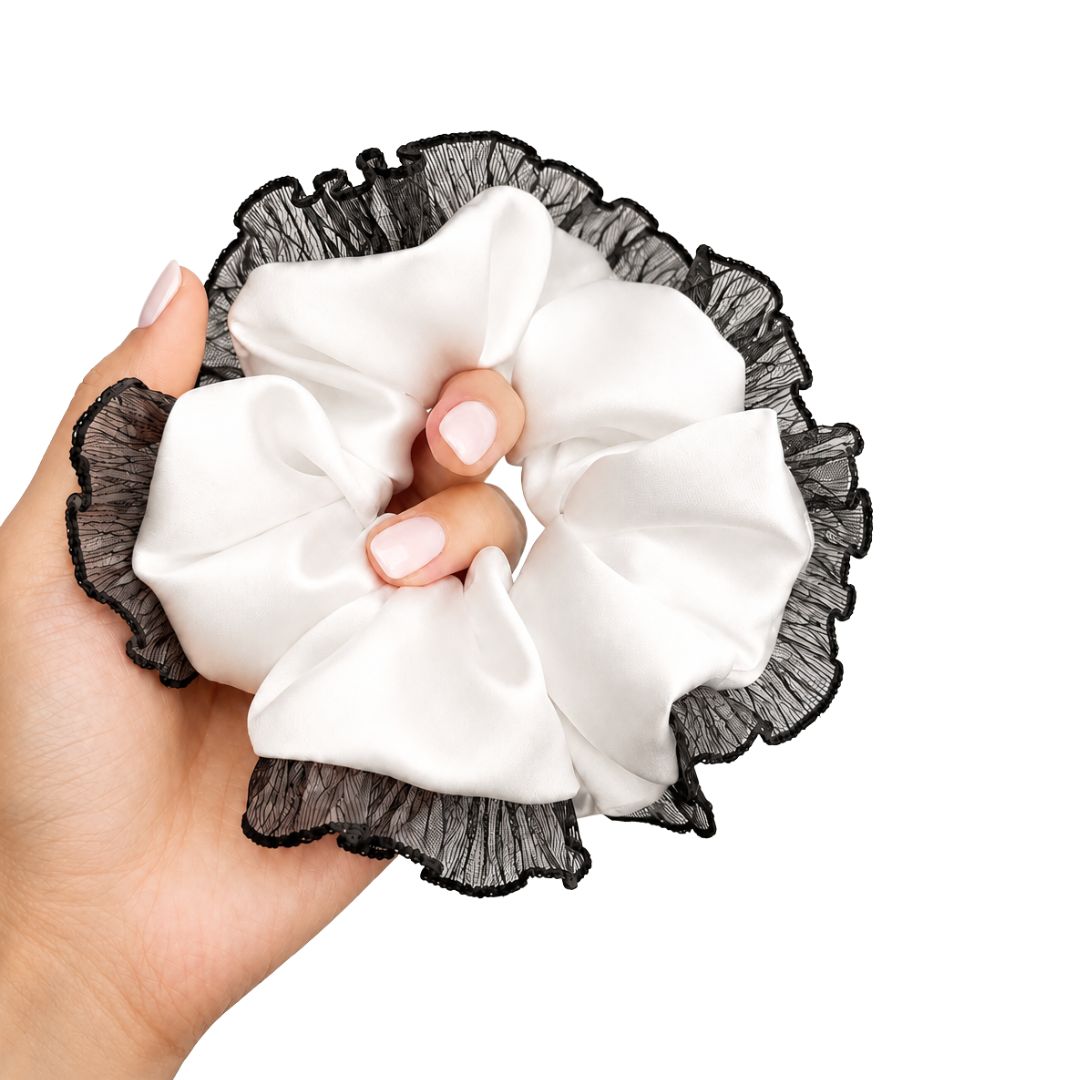 Jedwabna scrunchie z koronką - mleczna biel