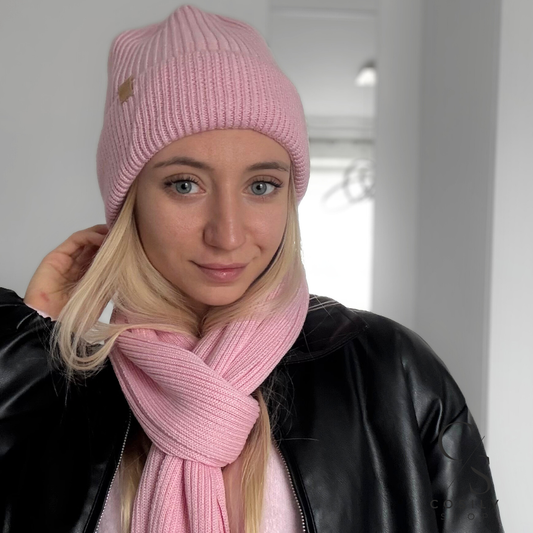 Różowa czapka z wełny merino z jedwabną podszewką cosily.shop.