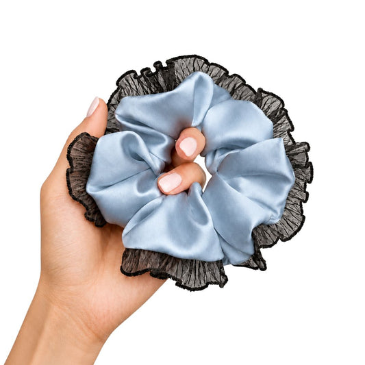 Jedwabna scrunchie z koronką - błękitna