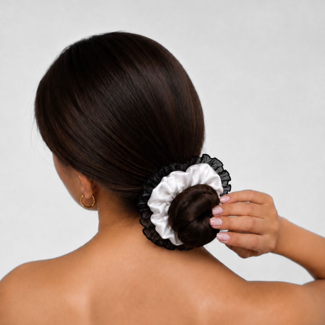 Jedwabna scrunchie z koronką - mleczna biel