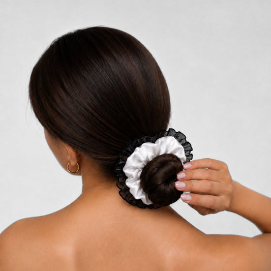 Jedwabna scrunchie z koronką - mleczna biel