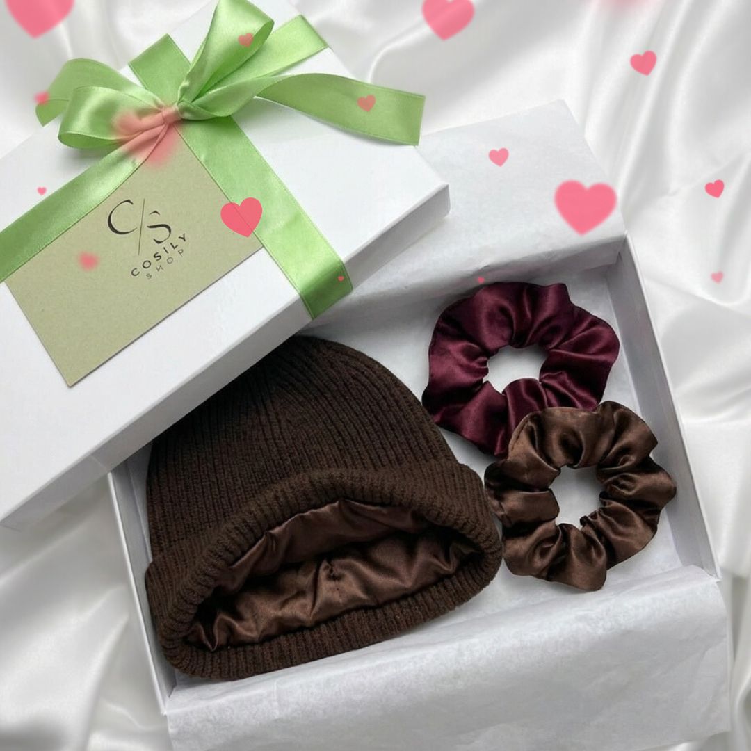 zestaw prezentowy czapka z jedwabną podszewką i jedwabne gumki do włosów w eleganckim pudełku gotowe do wręczenia