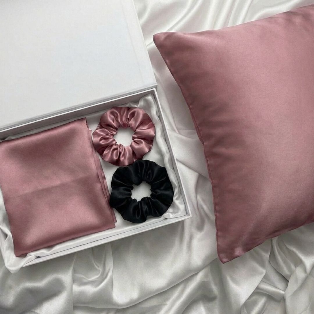 zestaw prezentowy jedwabna poszewka na poduszkę i jedwabne gumki do włosów