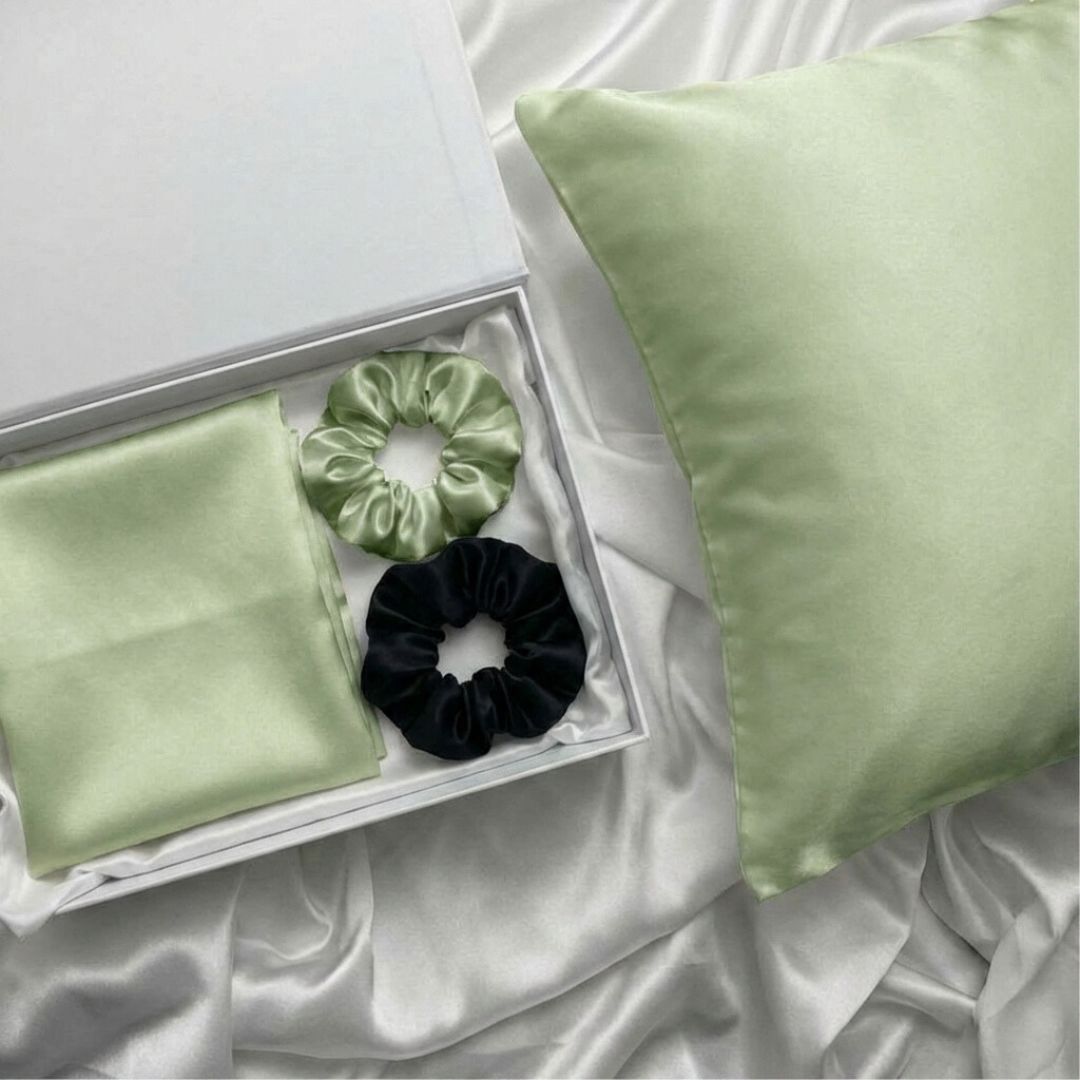 zestaw prezentowy jedwabna poszewka na poduszkę i jedwabne gumki do włosów