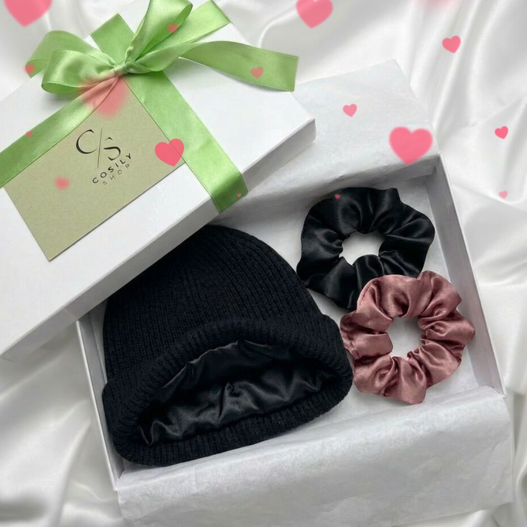 zestaw prezentowy czapka z jedwabną podszewką i jedwabne gumki do włosów w eleganckim pudełku gotowe do wręczenia