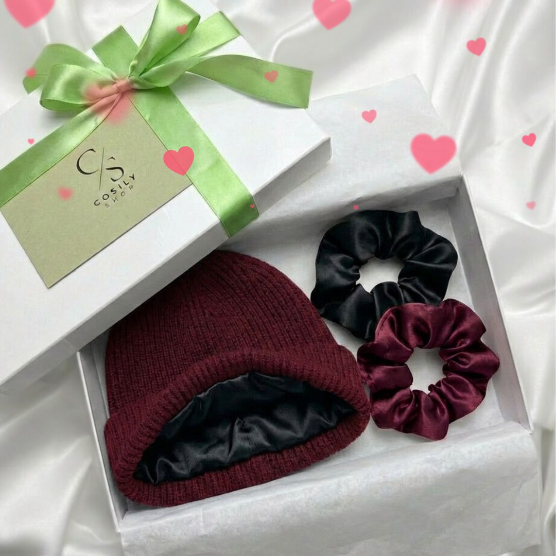 zestaw prezentowy czapka z jedwabną podszewką i jedwabne gumki do włosów w eleganckim pudełku gotowe do wręczenia