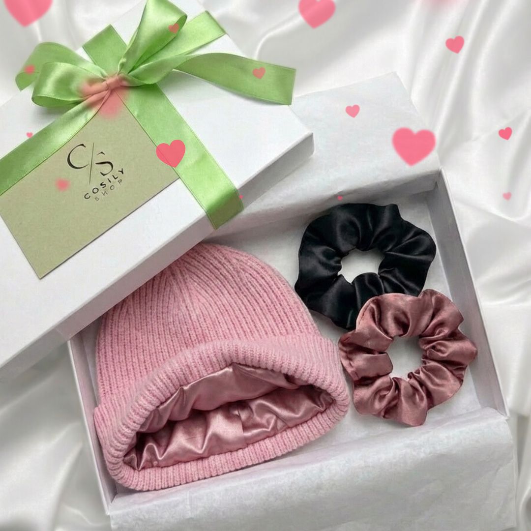 zestaw prezentowy czapka z jedwabną podszewką i jedwabne gumki do włosów w eleganckim pudełku gotowe do wręczenia
