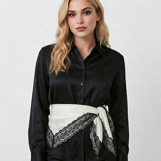 jedwabna apaszka z koronka zawiązana w pasie