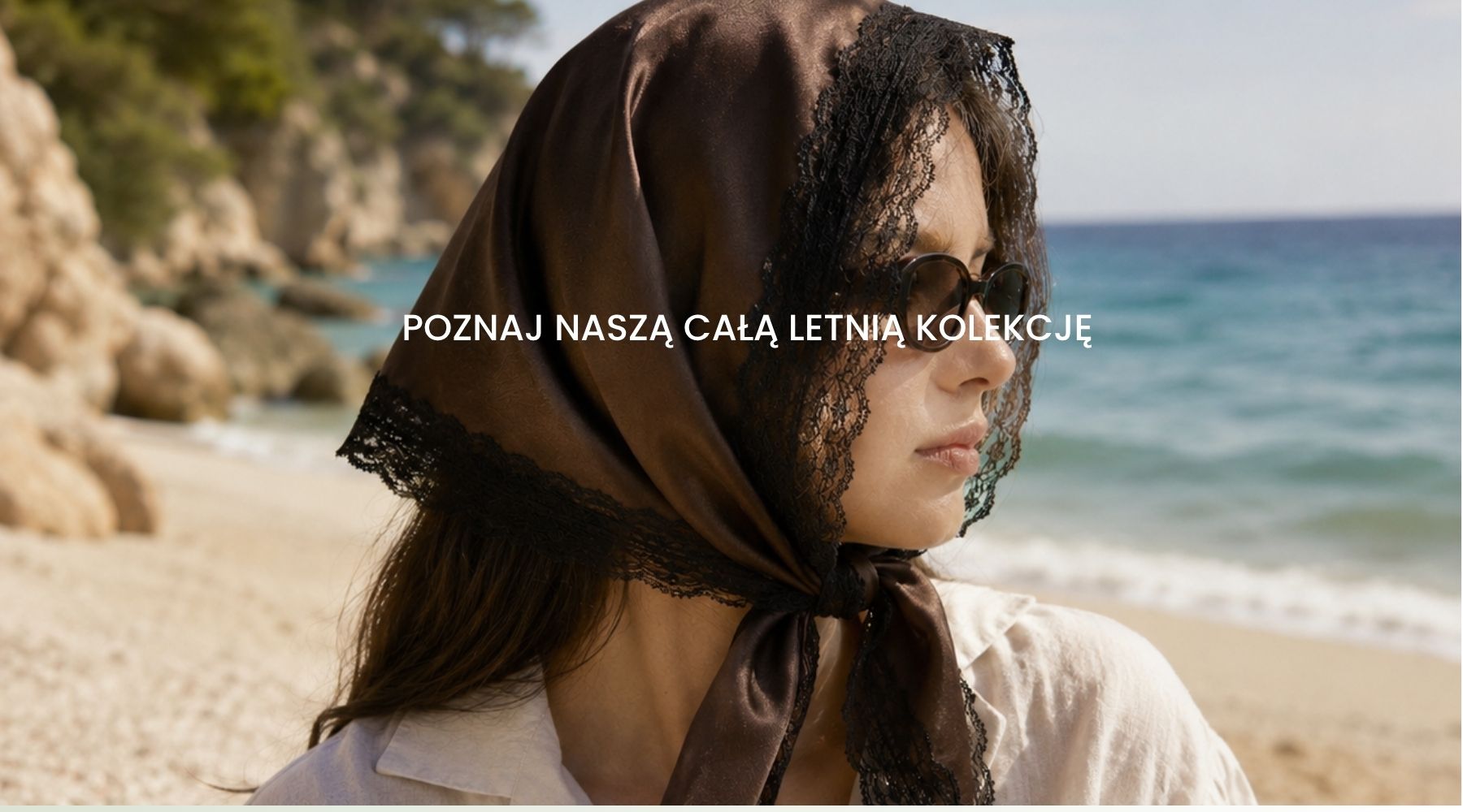 modelka w jedwabnej apaszce z koronką na plaży